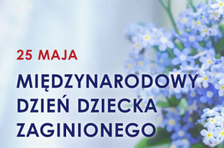 Logo akcji społecznej w związku z Dniem Dziecka Zaginionego na błękitnym tle napis a w górnym prawym fragmencie fotografia niezapominajek.