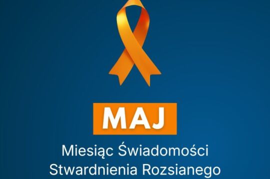 Grafika. Na granatowym tle obrazek pomarańczowej wstążki i informacji o maju ze stwardnieniem rozsianym oraz data 30 maja.  
