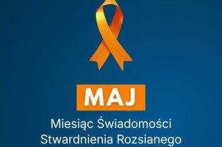 Grafika. Na granatowym tle obrazek pomarańczowej wstążki i informacji o maju ze stwardnieniem rozsianym oraz data 30 maja.  
