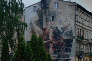 Grafika przedstawia mural na ścianie budynku.