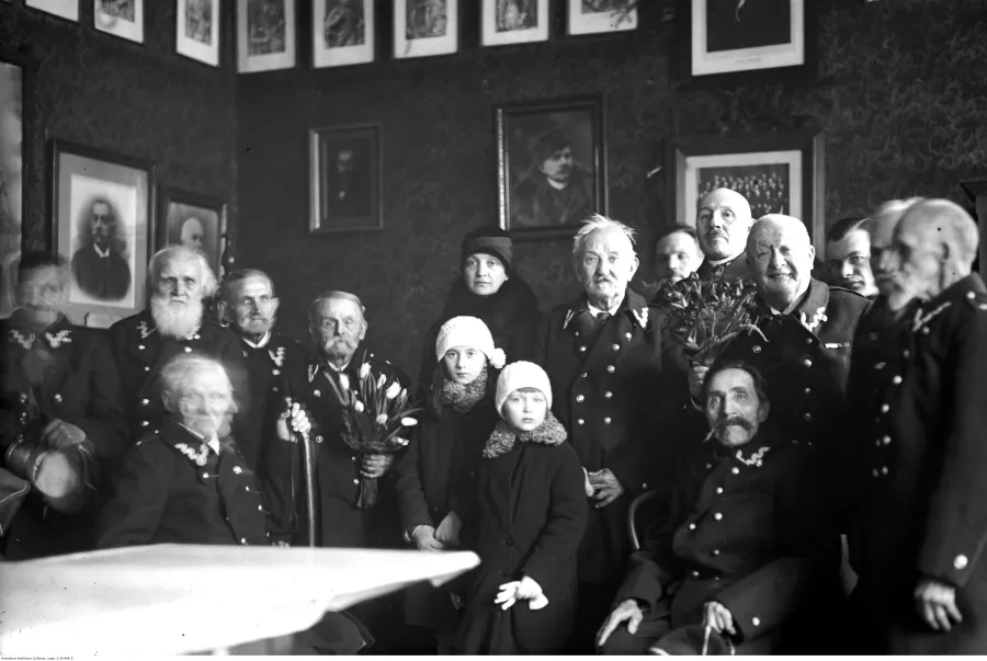 Aleksandra Piłsudska z córkami Wandą i Jadwiga w przytulisku. 1928 rok. Narodowe Archiwum Cyfrowe, sygn.  1-A-404-2.