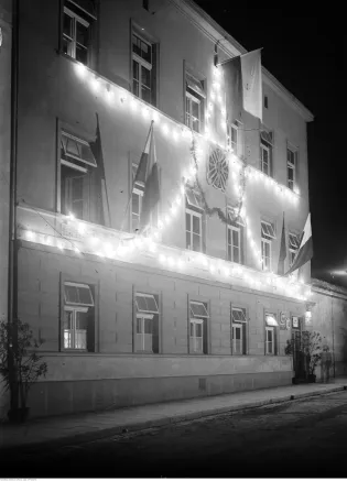 Iluminacja budynku z okazji XIII Zjazdu Legionistów. 1935 rok. Narodowe Archiwum Cyfrowe, sygn.  1-P-1610-2