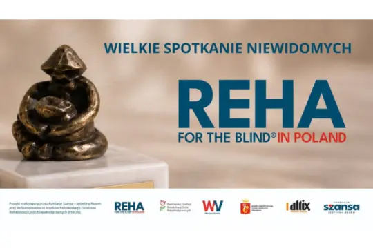 Brązowa statuetka z napisem REHA FOR THE BLIND IN POLAND oraz informacjami o wydarzeniu dla niewidomych.