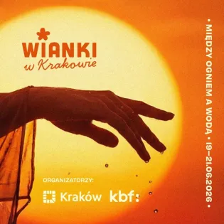 Wianek w Krakowie, ręka trzymająca wianek na tle zachodzącego słońca.