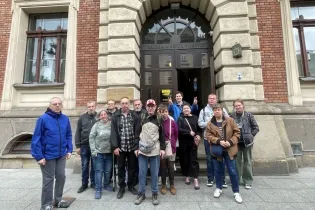 Grupa ludzi przed wejściem do Akademii Sztuk Pięknych.