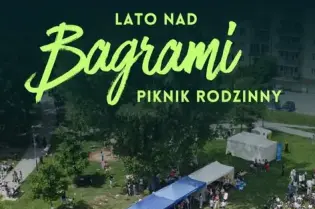 Piknik rodzinny z atrakcjami na świeżym powietrzu, z licznymi uczestnikami i strefą zabaw.