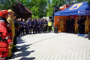 Zgromadzenie służb ratunkowych i mundurowych podczas szkolenia lub wydarzenia.