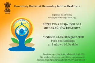 Grafika reklamująca sesję jogi organizowaną w Międzynarodowym Dniu Jogi przez Konsulat Indii w Krakowie. Czarne napisy na żółtozielonym tle ukazanym w technice ombre oraz godło Indii.   