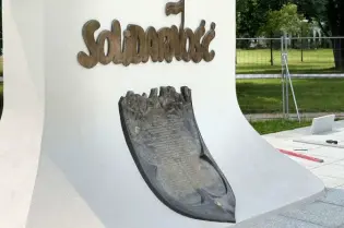 Pomnik z napisem Solidarność oraz tablicami upamiętniającymi ważne wydarzenia.