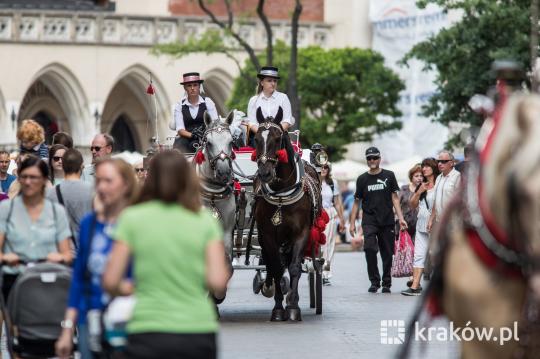 Zamknięcie postoju dorożek na Rynku Głównym i zakaz przejazdu