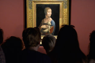 Obraz Leonardo da Vinci dama z gronostajem w muzeum. Przed nim ciemne sylwetki oglądających to malowidło  