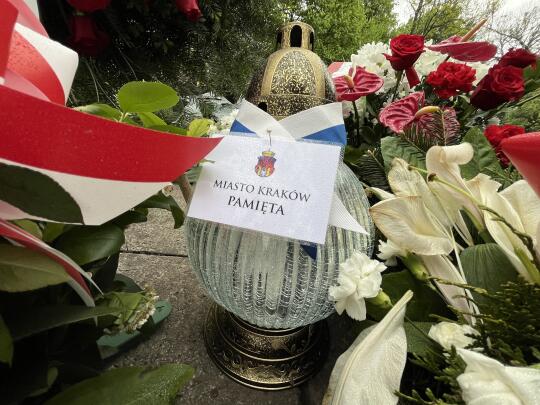 Znicz na grobie Czesława Miłosza