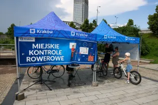 Miejskie kontrole rowerowe w Krakowie, stoiska z informacjami i rowerami.