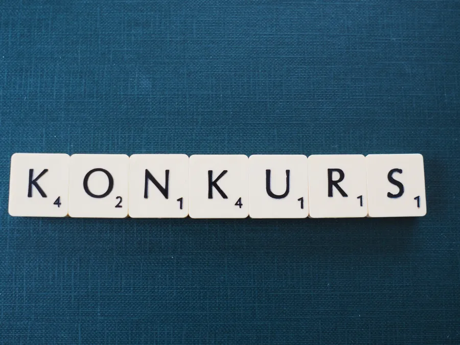 Klocki z literami układającymi się w słowo "KONKURS".