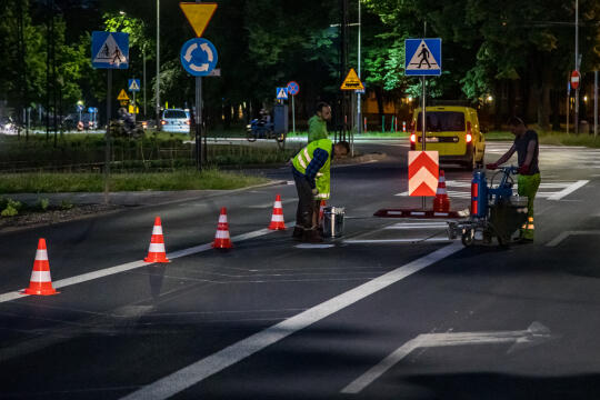 Nocne malowanie pasów na Alei Jana Pawła II i Placu Centralnym