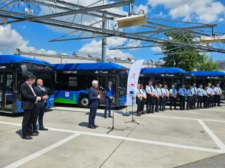 Uroczystość z udziałem przedstawicieli władz i pracowników przy nowych autobusach.