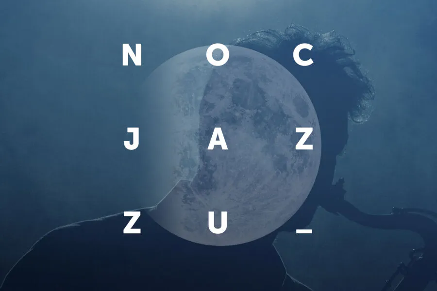 Noc jazzu z sylwetką muzyka i pełnią księżyca w tle.