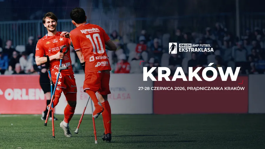 Dwaj piłkarze w czerwonych strojach cieszą się z bramki na boisku.