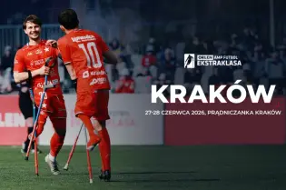 Dwaj piłkarze w czerwonych strojach cieszą się z bramki na boisku.