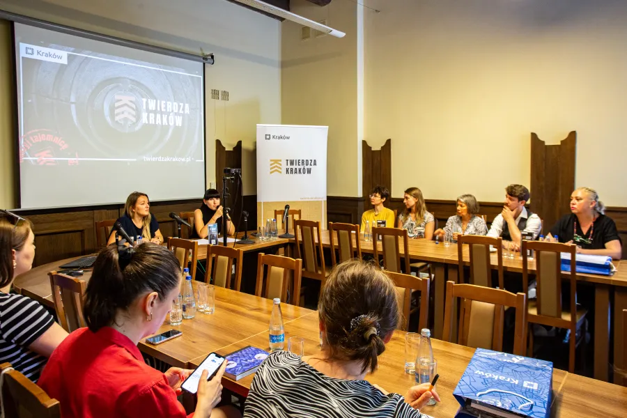 Spotkanie w sali konferencyjnej z uczestnikami i prelegentami.