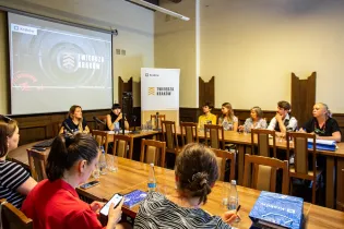 Spotkanie w sali konferencyjnej z uczestnikami i prelegentami.