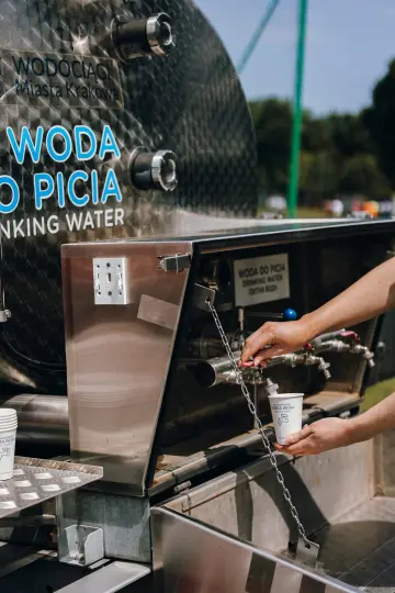 Beczkowozy z wodą pitną pod Barbakanem i na Bulwarach Wiślanych