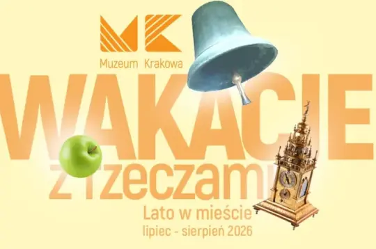Wakacyjna grafika z muzeum, z dzwonem, zegarem i jabłkiem, promująca letnie wydarzenia w Krakowie.