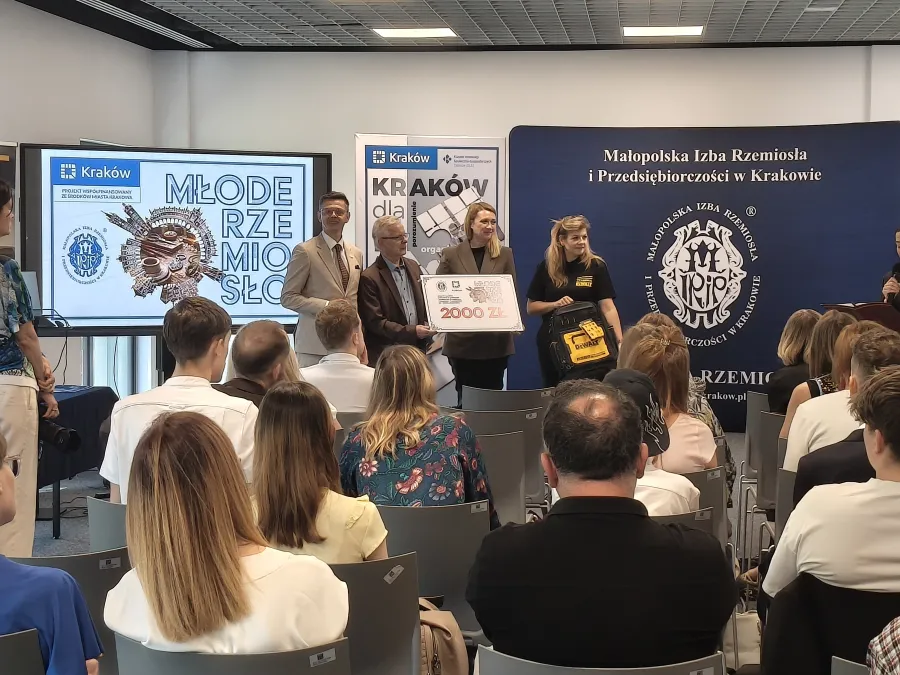 Młodzieżowa ceremonia wręczenia nagród z prezentacją projektów rzemieślniczych.