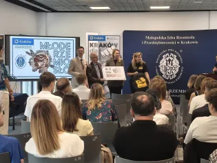 Młodzieżowa ceremonia wręczenia nagród z prezentacją projektów rzemieślniczych.
