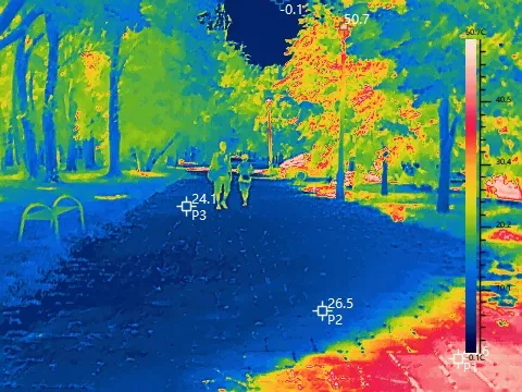 Zdjęcie z kamery termowizyjnej zrobione w lipcu 2025r. w Parku Szwedzkim w ramach badania Miejskiej Wyspy Ciepła w Krakowie. 