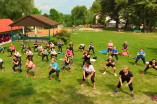 Aktywne Lato 2026 w Bronowicach Wielkich i Toniach, zajęcia jogi, zumby, hip hopu i street dance.