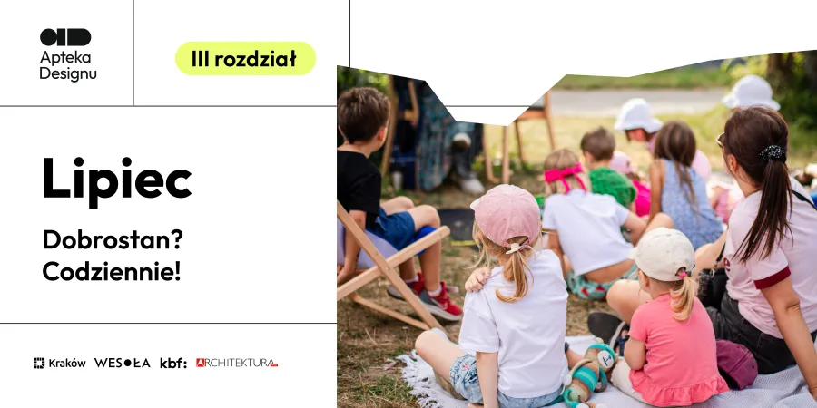 Grupa dzieci siedzących na trawie, słuchających wykładu lub prezentacji.