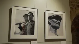 Dwaj mężczyźni na czarno-białych fotografiach, jeden z instrumentem, drugi w kapeluszu.