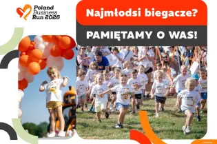 Dzieci biegające w zawodach, radosna atmosfera, kolorowe balony.
