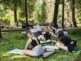 Plener artystyczny studentów architektury w ogrodach Helclów.