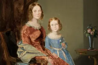 Portret matki i córki w strojach z XIX wieku, obie z uśmiechami, przy stole z wazonem kwiatów.