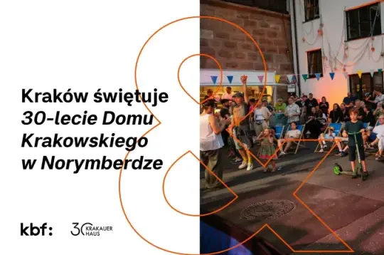 baner jubileuszu 30-lecia Domu Krakowskiego w Norymberdze. Po lewej stronie na białym czarną czcionką tle informacja o jubileuszu a po lewej zdjęcie dzieci z rodzicami przed Domem Krakowskim.  