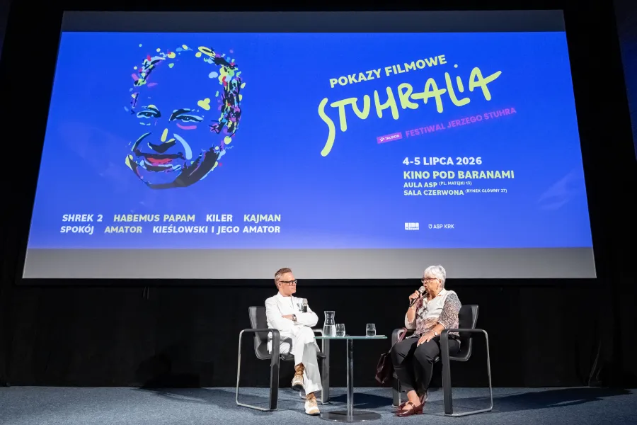 Plakat festiwalu filmowego Stuhralia z wizerunkiem Jerzego Stuhra i informacjami o wydarzeniu.