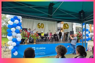 Uroczystość z okazji 60-lecia z występem muzycznym i dekoracjami w niebiesko-białych kolorach.