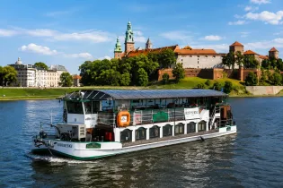 Bezpiecznie nad wodą” – seniorzy ze Starego Miasta na rejsie statkiem „Sobieski”.