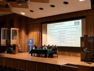 Panel dyskusyjny na temat współczesnych wyzwań w naukach społecznych.