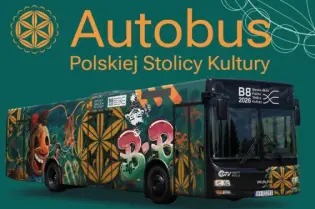 Autobus z kolorowym muralem promującym Polską Stolicę Kultury w Krakowie.