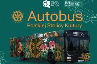 Autobus z kolorowym muralem promującym Polską Stolicę Kultury w Krakowie.