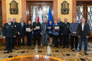Uroczystość wręczenia nagród z udziałem przedstawicieli służb i władz.