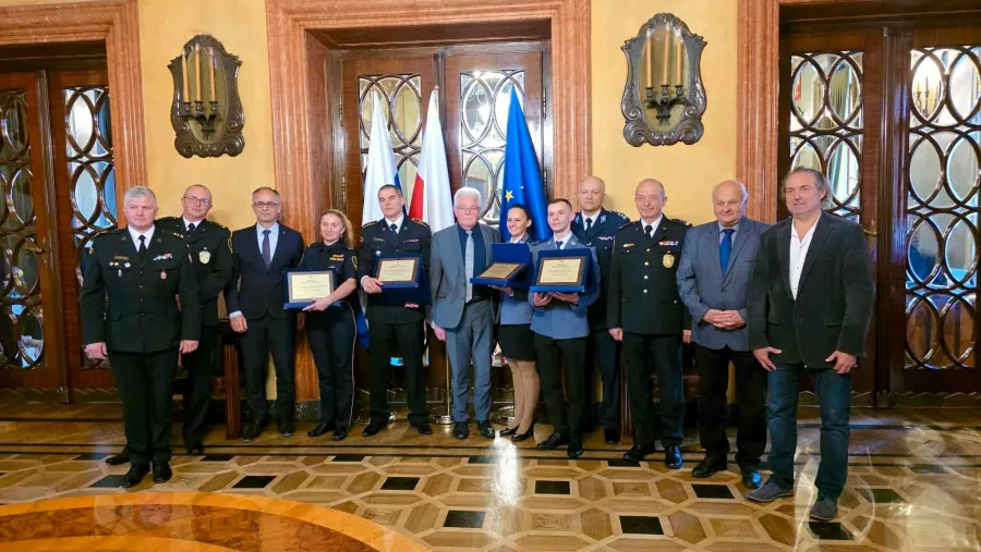 Uroczystość wręczenia nagród dla strażaków i przedstawicieli służb ratunkowych.