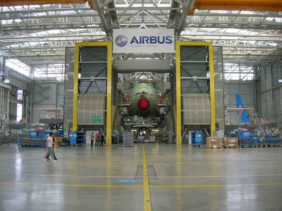 Hala produkcyjna Airbusa z samolotem w trakcie montażu.