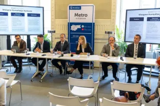 Konferencja prasowa dotycząca konsultacji rynkowych w sprawie metra w Krakowie.