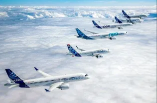 Samoloty Airbus w locie nad chmurami.