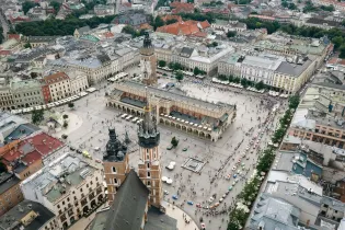 Widok na rynek w Krakowie z lotu ptaka, z Sukiennicami i otaczającą architekturą.