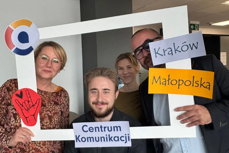 Na zdjęciu Pełnomocnik Artur Buszek wraz z przedstawicielami Regionalnego Centrum Komunikacji